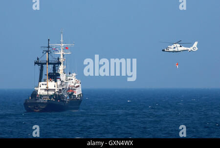 Guangzhou à bord. 16 Sep, 2016. L'hélicoptère de la marine chinoise envoie un sauveteur à la noyade de l'équipage d'un navire marchand au cours d'un exercice interarmées naval sino-russe en mer au large de la province du Guangdong en Chine du sud, le 16 septembre 2016. Les flottes russe et chinois a mené une opération conjointe de l'exercice au large de la province de Guangdong dans le sud de la mer de Chine au cours de la Mer 'conjointe' 2016 percez le vendredi. La perceuse, à compter du 12 septembre, se déroulera jusqu'au 19 septembre, composé de trois phases : préparation à l'orifice, l'exercice en mer et le sommaire. Credit : Zha Chunming/Xinhua/Alamy Live News Banque D'Images