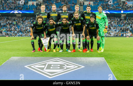 Manchester, UK. 14Th Sep 2016. L'équipe de Borussia Mochengladbach avec (première ligne, l-r) Oscar Wendt, André Hahn, Tobias Strobl, Nico Elvedi, Andreas Christensen et le gardien Yann Sommer ainsi que (rangée du bas, l-r) Fabian Johnson, Lars Stindl, Raffael, Christopher Kramer et Mahmoud Dahoud posent pour une photo de groupe avant le match entre Manchester City et le Borussia Mönchengladbach sur le premier jour de match de la Ligue des Champions, de la phase de groupe, groupe C, à l'Etihad Stadium à Manchester, Royaume-Uni, 14 septembre 2016. PHOTO : GUIDO KIRCHNER/dpa/Alamy Live News Banque D'Images