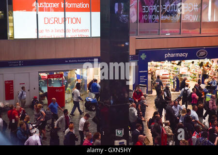 Euston, Londres, Royaume-Uni. 16 septembre 2016. Les passagers sont retardés à Euston Station après le glissement de terrain près de Watford. Banque D'Images