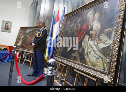 Kiev, Ukraine. 16 Sep, 2016. Officier néerlandais monte la garde se trouve près de des peintures au cours d'une cérémonie de remise dans laquelle cinq tableaux volés doivent être retournés dans la maison, à l'Ambassade des Pays-Bas à Kiev, Ukraine, le 16 septembre, 2016. Les tableaux volés dans le Musée Westfries aux Pays-Bas sont : ''un mariage paysan'' par Hendrick Boogaert, ''Cuisine'' scène par Floris van Schooten, ''Retour de Jephta'' et ''Lady World'' par Jacob Waben. Un cinquième peinture, Isaak Ouwater's 1784 pièce intitulée ''Nieuwstraat à Hoorn'', d'une valeur moyenne de 30 000 euros ($33 400), a été remis par un unsuspecti Banque D'Images