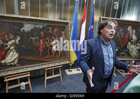 Kiev, Ukraine. 16 Sep, 2016. Directeur du Musée Westfries néerlandais annonce GEERDING se tient près des peintures au cours d'une cérémonie de remise dans laquelle cinq tableaux volés doivent être retournés dans la maison, à l'Ambassade des Pays-Bas à Kiev, Ukraine, le 16 septembre, 2016. Les tableaux volés dans le Musée Westfries aux Pays-Bas sont : ''un mariage paysan'' par Hendrick Boogaert, ''Cuisine'' scène par Floris van Schooten, ''Retour de Jephta'' et ''Lady World'' par Jacob Waben. Un cinquième peinture, Isaak Ouwater's 1784 pièce intitulée ''Nieuwstraat à Hoorn'', d'une valeur moyenne de 30 000 euros ($33 400), a été remis Banque D'Images