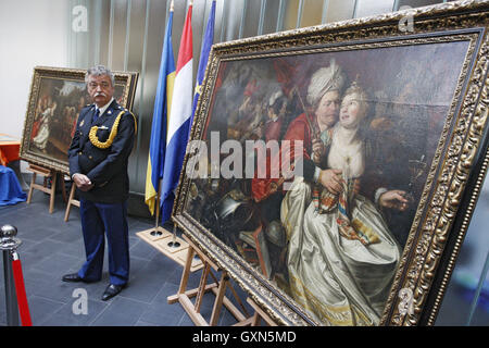 Kiev, Ukraine. 16 Sep, 2016. Officier néerlandais monte la garde se trouve près de des peintures au cours d'une cérémonie de remise dans laquelle cinq tableaux volés doivent être retournés dans la maison, à l'Ambassade des Pays-Bas à Kiev, Ukraine, le 16 septembre, 2016. Les tableaux volés dans le Musée Westfries aux Pays-Bas sont : ''un mariage paysan'' par Hendrick Boogaert, ''Cuisine'' scène par Floris van Schooten, ''Retour de Jephta'' et ''Lady World'' par Jacob Waben. Un cinquième peinture, Isaak Ouwater's 1784 pièce intitulée ''Nieuwstraat à Hoorn'', d'une valeur moyenne de 30 000 euros ($33 400), a été remis par un unsuspecti Banque D'Images