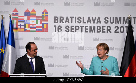 Bratislava, Slovaquie. 16 Sep, 2016. Le Président français François Hollande (à gauche) et la Chancelière allemande, Angela Merkel, assister à une conférence de presse au sein de l'UE Sommet en Bratislavae, la Slovaquie, le 16 septembre 2016. Credit : Katerina Sulova/CTK Photo/Alamy Live News Banque D'Images