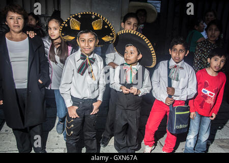 Oaxaca, Mexique. 15 Septembre, 2016. Les mexicains célèbrent le 15e jour de l'indépendance du Mexique dans les rues d'Oaxaca. Credit : Alberto Ramírez Sibaja/Alamy Live News Banque D'Images