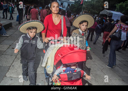 Oaxaca, Mexique. 15 Septembre, 2016. Les mexicains célèbrent le 15e jour de l'indépendance du Mexique dans les rues d'Oaxaca. Credit : Alberto Ramírez Sibaja/Alamy Live News Banque D'Images