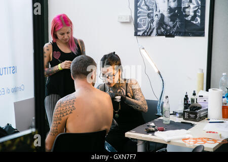 Turin, Italie. 16 septembre 2016. L'artiste italien de tatouage est une convention de tatouage. C'est l'un des principaux événements en Italie sur le tatto Credit: Daniele Baldi Banque D'Images