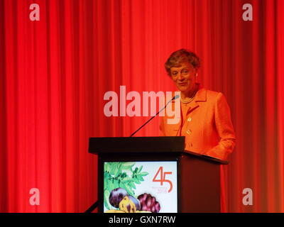 Lima Pérou. Septembre 16th, 2016. Nane Annan Discours -Le Centre international de la pomme de terre (CIP) a célébré le 45e anniversaire de sa création à l'hôtel Marriott à Lima. La cérémonie a été présentée par Barbara Wells, CIP, directeur général et assisté en tant qu'invité spécial par Mme Nane Annan, l'Ambassadeur de la patate douce, et les gagnants du Prix de l'alimentation ; le Dr Jan faible, le Dr Maria Andrade, le Dr Robert Mwanga. (C) / Fotoholica Granthon Carlos Garcia/Alamy Live News Banque D'Images