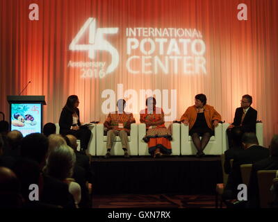 Lima Pérou. Septembre 16th, 2016. Le Centre international de la pomme de terre (CIP) a célébré le 45e anniversaire de sa création à l'hôtel Marriott à Lima. La cérémonie a été présentée par Barbara Wells, CIP, directeur général et assisté en tant qu'invité spécial par Mme Nane Annan, l'Ambassadeur de la patate douce, et les gagnants du Prix de l'alimentation ; le Dr Jan faible, le Dr Maria Andrade, le Dr Robert Mwanga. (C) / Fotoholica Granthon Carlos Garcia/Alamy Live News Banque D'Images