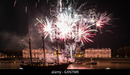 Londres, Royaume-Uni. 16 Septembre, 2016. Royal Greenwich Tall Ships Festival artifices Crédit : Guy Josse/Alamy Live News Banque D'Images