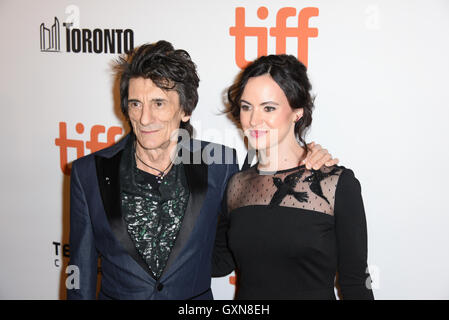 Toronto, Ontario, Canada. 16 Sep, 2016. Les Rollings Stones guitariste RONNIE Wood et sa femme SALLY HUMPHREYS assister à la 'The Rolling Stones ole ole ole : un voyage à travers l'Amérique latine' pendant la premiere 2016 Toronto International Film Festival, au Roy Thomson Hall le 16 septembre 2016 à Toronto, Canada Crédit : Igor/Vidyashev ZUMA Wire/Alamy Live News Banque D'Images