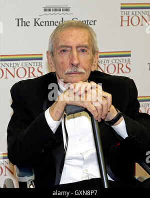 16 septembre 2016 - Edward Albee, qui a remporté trois prix Pulitzer et qui a écrit 'Qui a peur de Virginia Woolf, ' 'Le Zoo Story, ' 'Three Tall Women' et 'Un équilibre fragile, ' est mort vendredi. Il était de 88. Albee est décédé à son domicile à Montauk, N.Y. après une maladie. Sur la photo : 1er décembre 2012 - Washington, District de Columbia, États-Unis d'Amérique - Edward Albee pour arrive pour le dîner officiel de l'artiste en l'honneur des lauréats du Kennedy Center Honors 2012 organisé par la secrétaire d'État des États-Unis, Mme Hillary Rodham Clinton, au Département d'État américain. (Crédit Image : © Ron Sachs/CNP/ZUMAPRESS.com) Banque D'Images