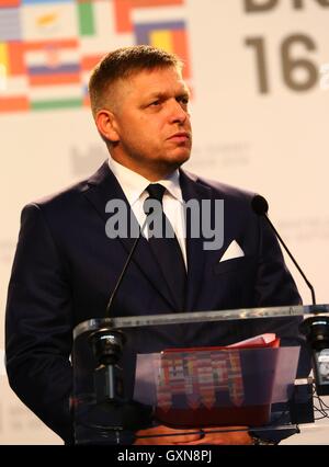 Bratislava, Slovaquie. 16 Sep, 2016. Le Premier ministre slovaque Robert Fico prend la parole à une conférence de presse après une réunion informelle de l'Union européenne (UE) qui se tiendra à Bratislava, Slovaquie, 16 septembre 2016. Les membres de l'UE Le vendredi a publié une déclaration conjointe, la formulation d'un plan de campagne pour le bloc afin de relever les défis, a déclaré Robert Fico. Credit : Gong Bing/Xinhua/Alamy Live News Banque D'Images