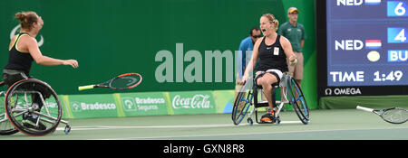 Rio de Janeiro, Brésil. 16 Sep, 2016. Pays-bas' Jiske Griffioen et Aniek van Koot (R) célèbrent après avoir battu leurs compatriotes Marjolein Buis et Diede de Groot pendant le double féminin médaille d'or de tennis en fauteuil roulant à l'événement des Jeux Paralympiques de Rio 2016 à Rio de Janeiro, Brésil, le 16 septembre 2016. Jiske Griffioen et Aniek van Koot a gagné 2-0 et a réclamé le titre. Crédit : Li Gang/Xinhua/Alamy Live News Banque D'Images