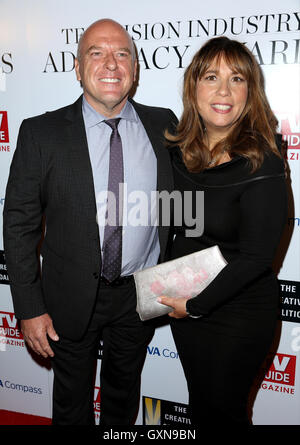 Los Angeles, CA, USA. 16 Sep, 2016. (L-R) Dean Norris et le Creative Coalition, PDG, Robin Bronk arrivent à la défense des intérêts de l'industrie de la télévision 2016 Awards organisé par TV Guide Magazine au Sunset Tower Hotel le Vendredi, Septembre 16, 2016, à Los Angeles, Californie. Credit : Mpi99/media/Alamy Punch Live News Banque D'Images