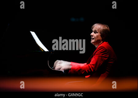 Nanjing, Jiangsu Province de la Chine. 16 Sep, 2016. Le pianiste français Richard Clayderman effectue lors d'un concert à Nanjing, capitale de la province de Jiangsu, Chine orientale, le 16 septembre 2016. © Li Xiang/Xinhua/Alamy Live News Banque D'Images