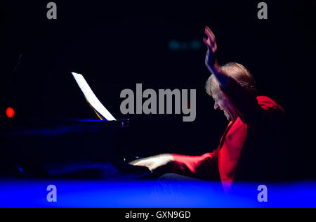 Nanjing, Jiangsu Province de la Chine. 16 Sep, 2016. Le pianiste français Richard Clayderman effectue lors d'un concert à Nanjing, capitale de la province de Jiangsu, Chine orientale, le 16 septembre 2016. © Li Xiang/Xinhua/Alamy Live News Banque D'Images