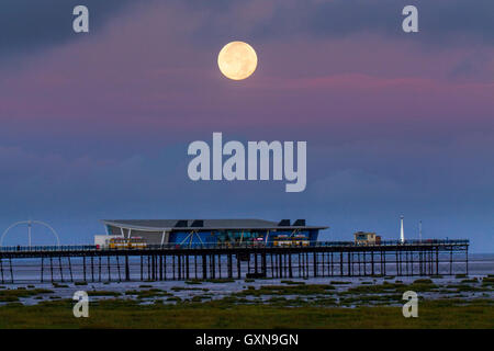 Southport, Merseyside. Météo britannique. 17 Septembre, 2016. Colorful Sunrise et Harvest Moon. Pleine lune du mois appelé le Harvest Moon parce que c'est la pleine lune la plus proche de l'équinoxe d'automne, qui a lieu le 22 septembre dans l'hémisphère Nord. La hausse environ une demi-heure plus tard chaque nuit, la lumière ajoutée de la lune brillant est dit avoir donné aux agriculteurs de plus de temps pour récolter leurs cultures. Credit : MediaWorldImages/Alamy Live News Banque D'Images