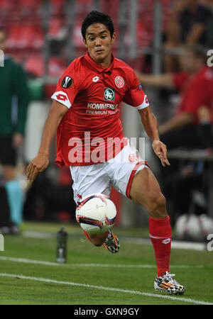 Mainz, Allemagne. 15 Sep, 2016. Mainz' Yoshinori Muto en action au cours de l'UEFA Europa League Groupe C match de foot entre 1. FSV Mainz 05 et AS Saint-Etienne dans l'arène d'Opel à Mainz, Allemagne, 15 septembre 2016. Photo : Arne Dedert/dpa/Alamy Live News Banque D'Images