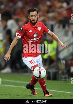 Mainz, Allemagne. 15 Sep, 2016. Mainz" Yunus Malli en action au cours de l'UEFA Europa League Groupe C match de foot entre 1. FSV Mainz 05 et AS Saint-Etienne dans l'arène d'Opel à Mainz, Allemagne, 15 septembre 2016. Photo : Arne Dedert/dpa/Alamy Live News Banque D'Images