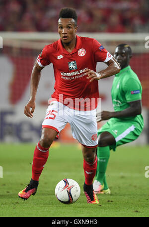 Mainz, Allemagne. 15 Sep, 2016. Jean-Philippe Gbamin Mayence' en action au cours de l'UEFA Europa League Groupe C match de foot entre 1. FSV Mainz 05 et AS Saint-Etienne dans l'arène d'Opel à Mainz, Allemagne, 15 septembre 2016. Photo : Arne Dedert/dpa/Alamy Live News Banque D'Images