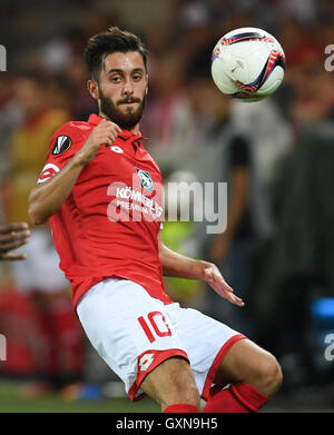 Mainz, Allemagne. 15 Sep, 2016. Mainz" Yunus Malli en action au cours de l'UEFA Europa League Groupe C match de foot entre 1. FSV Mainz 05 et AS Saint-Etienne dans l'arène d'Opel à Mainz, Allemagne, 15 septembre 2016. Photo : Arne Dedert/dpa/Alamy Live News Banque D'Images