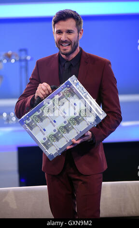 Cologne, Allemagne. 16 Sep, 2016. Jochen présentateur Schropp vu au cours de l'émission de télévision 'Big Brother' Promi (lit. Celebrity Big Brother) par radiodiffuseur commercial SAT1 à Cologne, Allemagne, 16 septembre 2016. Photo : Henning Kaiser/dpa/Alamy Live News Banque D'Images