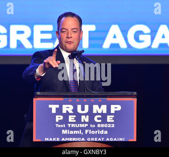 MIAMI, FLORIDE - 16 SEPTEMBRE : le président du Comité National Républicain Reince Priebus nous parler lors d'un candidat présidentiel républicain Donald Trump, un événement de campagne au Centre James L. Knight, le 16 septembre 2016. Au cours d'une conférence de presse plus tôt à Washington, DC. à l'hôtel Trump International, Donald Trump a enfin admis que le président Obama est né aux États-Unis. Credit : MPI10/MediaPunch Banque D'Images