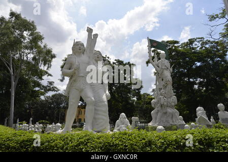 Dhaka, Bangladesh. 17 Septembre, 2016. Les sculptures terrasse ( Shadhinata Chattar Sangram) avec les martyrs de tous nos mouvements démocratiques de 1952 à 1971, nos héros nationaux et des intellectuels de renommée mondiale, des poètes et des litterateurs et créé par l'éminent professeur sculpteur statue Shamim shikder au quartier de l'Université de Dhaka au Bangladesh. Le 17 septembre, 2016 Crédit : Mamunur Rashid/Alamy Live News Banque D'Images