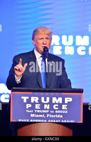 Miami, FL, USA. 16 Sep, 2016. MIAMI, FLORIDE- 16 SEPTEMBRE : candidat présidentiel républicain Donald J. Trump parle pendant un événement de campagne au Centre James L. Knight, le 16 septembre 2016. Au cours d'une conférence de presse plus tôt à Washington, DC. à l'hôtel Trump International, Donald Trump a enfin admis que le président Obama est né aux États-Unis. Credit : Mpi10/media/Alamy Punch Live News Banque D'Images