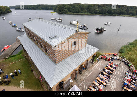 Sacrow, Allemagne. 17 Sep, 2016. Bateaux de sport sont vus sur la rivière Havel par l'Église du Rédempteur qui a été érigée en 1844 à Sacrow, Allemagne, 17 septembre 2016. Les propriétaires de bateaux de sport ont participé à la 35e open air service d'église qui marque la fin de la saison de navigation 2016. Photo : Ralf Hirschberger/dpa/Alamy Live News Banque D'Images