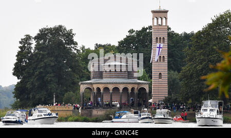 Sacrow, Allemagne. 17 Sep, 2016. Bateaux de sport sont vus sur la rivière Havel en face de l'Église du Rédempteur qui a été en 1844, dans errected Sacrow, Allemagne, 17 septembre 2016. Les propriétaires de bateaux de sport ont participé à la 35e open air service d'église qui marque la fin de la saison de navigation 2016. Photo : Ralf Hirschberger/dpa/Alamy Live News Banque D'Images