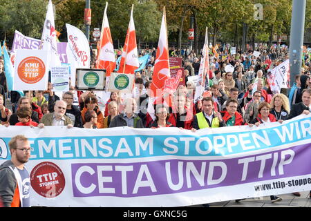 Vienne, Autriche. 17th septembre 2016. Manifestation massive contre les accords commerciaux prévus avec le Canada et les États-Unis, CETA (Accord économique et commercial global) et TTIP (Partenariat transatlantique de commerce et d'investissement) à Vienne. Une alliance de syndicats, d'organisations non gouvernementales et d'initiatives se trouvait sur la route dans cinq villes autrichiennes et sept villes allemandes. Bannière lisant « Together We STOP CETA and TTIP ». Crédit : Franz PERC/Alay Live News Banque D'Images