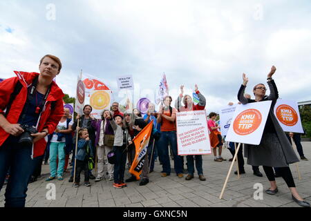 Vienne, Autriche. 17 Septembre, 2016. Grande manifestation contre les accords commerciaux avec le Canada et les États-Unis, l'AECG (Accord économique et commercial ) et de TTIP (Transatlantic Trade and Investment Partnership) à Vienne. Une alliance de syndicats, organisations non gouvernementales et des initiatives ont été à cinq et sept villes allemandes de l'Autriche sur la route. Credit : Franz Perc/Alamy Live News Banque D'Images