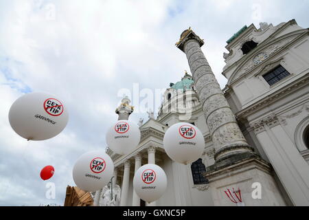 Vienne, Autriche. 17 Septembre, 2016. Grande manifestation contre les accords commerciaux avec le Canada et les États-Unis, l'AECG (Accord économique et commercial ) et de TTIP (Transatlantic Trade and Investment Partnership) à Vienne. Une alliance de syndicats, organisations non gouvernementales et des initiatives ont été à cinq et sept villes allemandes de l'Autriche sur la route. Credit : Franz Perc/Alamy Live News Banque D'Images