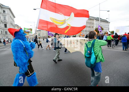 Vienne, Autriche. 17 Septembre, 2016. Grande manifestation contre les accords commerciaux avec le Canada et les États-Unis, l'AECG (Accord économique et commercial ) et de TTIP (Transatlantic Trade and Investment Partnership) à Vienne. Une alliance de syndicats, organisations non gouvernementales et des initiatives ont été à cinq et sept villes allemandes de l'Autriche sur la route. Credit : Franz Perc/Alamy Live News Banque D'Images