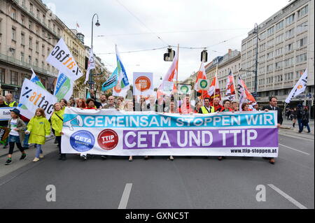 Vienne, Autriche. 17th septembre 2016. Manifestation massive contre les accords commerciaux prévus avec le Canada et les États-Unis, CETA (Accord économique et commercial global) et TTIP (Partenariat transatlantique de commerce et d'investissement) à Vienne. Une alliance de syndicats, d'organisations non gouvernementales et d'initiatives se trouvait sur la route dans cinq villes autrichiennes et sept villes allemandes. Bannière lisant « Together We STOP CETA and TTIP ». Crédit : Franz PERC/Alay Live News Banque D'Images