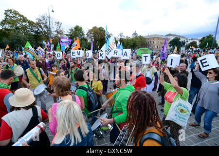 Vienne, Autriche. 17 Septembre, 2016. Grande manifestation contre les accords commerciaux avec le Canada et les États-Unis, l'AECG (Accord économique et commercial ) et de TTIP (Transatlantic Trade and Investment Partnership) à Vienne. Une alliance de syndicats, organisations non gouvernementales et des initiatives ont été à cinq et sept villes allemandes de l'Autriche sur la route. Credit : Franz Perc/Alamy Live News Banque D'Images