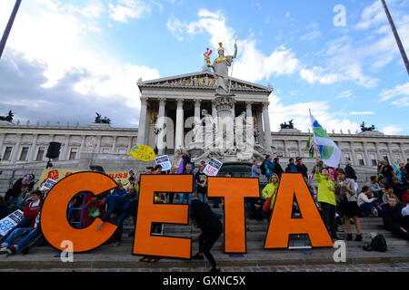 Vienne, Autriche. 17 Septembre, 2016. Grande manifestation contre les accords commerciaux avec le Canada et les États-Unis, l'AECG (Accord économique et commercial ) et de TTIP (Transatlantic Trade and Investment Partnership) à Vienne. Une alliance de syndicats, organisations non gouvernementales et des initiatives ont été à cinq et sept villes allemandes de l'Autriche sur la route. Credit : Franz Perc/Alamy Live News Banque D'Images