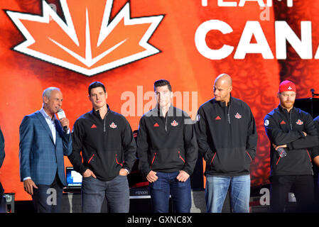 Toronto, Canada - le 16 septembre 2016 : Ron MacLean, Sidney Crosby, Matt Duchene, Ryan Getzlaf, Claude Giroux de l'Équipe Canada à la Coupe du Monde de Hockey premiere partie. Crédit : Paul McKinnon/Alamy Live News Banque D'Images