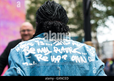 Londres, Royaume-Uni - 17 septembre 2016. Deuxième jour de London Fashion Week SS17. La photographie de mode de rue à Brewer Street, lieu de plusieurs défilés de rue et la modélisation avec des accessoires originaux, des chaussures et des tenues différentes. Credit : Alberto Pezzali/Alamy Live News Banque D'Images