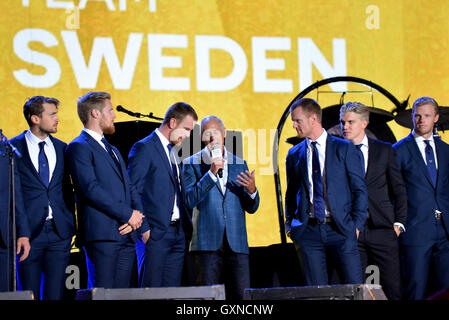 Toronto, Canada - le 16 septembre 2016 : les interviews de Ron Maclean Sedin jumeaux de l'équipe de la Suède à la Coupe du Monde de Hockey premiere partie. Crédit : Paul McKinnon/Alamy Live News Banque D'Images