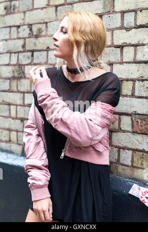 Londres, Royaume-Uni - 17 septembre 2016. Deuxième jour de London Fashion Week SS17. La photographie de mode de rue à Brewer Street, lieu de plusieurs défilés de rue et la modélisation avec des accessoires originaux, des chaussures et des tenues différentes. Credit : Alberto Pezzali/Alamy Live News Banque D'Images