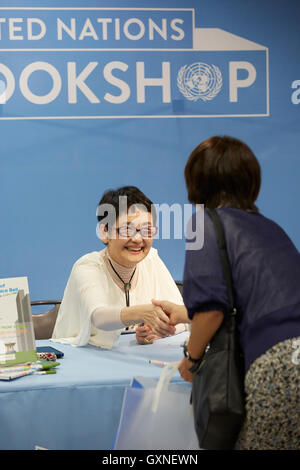 Auteur Seiko Takase, signes livres et accueilli Guest Book Store à l'ONU sur la Journée internationale de la paix. Seiko Takase partage avec nous son père Chiyoji Nakagawa projet connu sous le nom de "cloche de la paix" sur le 35e anniversaire de la Journée internationale de la paix. Banque D'Images