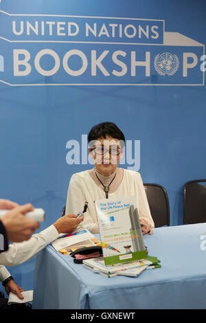 Auteur Seiko Takase, signes livres et accueilli Guest Book Store à l'ONU sur la Journée internationale de la paix. Seiko Takase partage avec nous son père Chiyoji Nakagawa projet connu sous le nom de "cloche de la paix" sur le 35e anniversaire de la Journée internationale de la paix. Banque D'Images