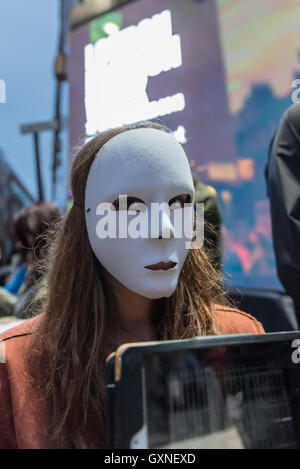 Londres, Royaume-Uni. 17 septembre 2016. Les activistes et les militants anti-fourrure une soirée étape manifestation devant London Fashion Week's home en Brewer Street, Soho. Crédit : Stephen Chung / Alamy Live News Banque D'Images