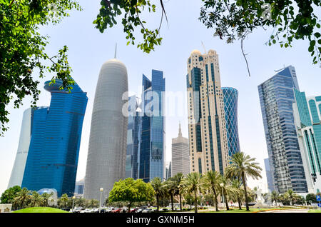 Toits de West Bay financial district à Doha, Qatar Banque D'Images