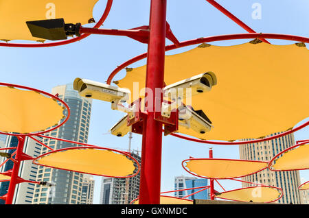 Les caméras de vidéo surveillance CCTV dans un parc public de sport à Doha, Qatar Banque D'Images