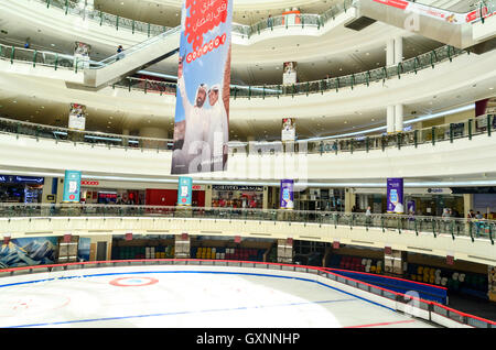 Patinoire en plein milieu du centre-ville de Doha, un grand centre commercial au Qatar Banque D'Images