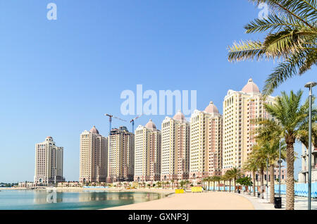 Viva Bahriya, la construction de nouvelles tours d'habitation sur l'île artificielle de l'Pearl-Qatar Banque D'Images