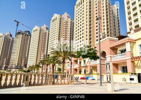 Viva Bahriya, la construction de nouvelles tours d'habitation sur l'île artificielle de l'Pearl-Qatar Banque D'Images